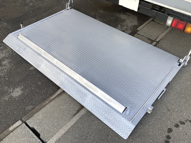 いすゞエルフアルミバン小型（2t・3t）[写真06]