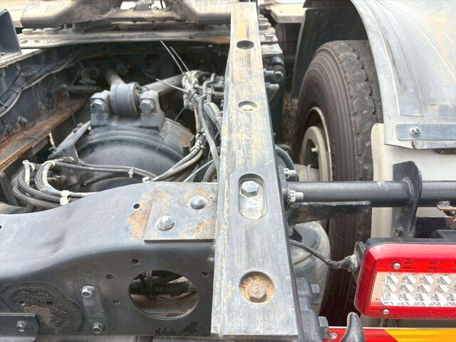 UDトラックスクオントレーラーヘッド（トラクターヘッド）大型（10t）[写真10]