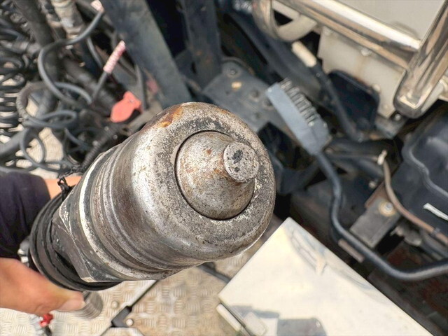 UDトラックスクオントレーラーヘッド（トラクターヘッド）大型（10t）[写真11]