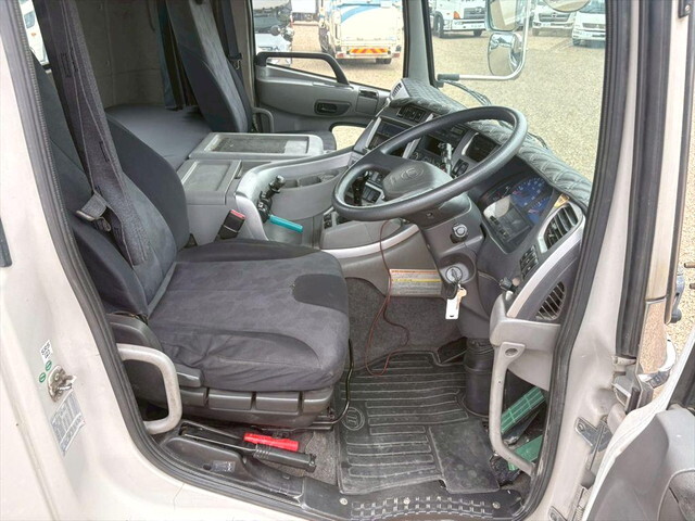 UDトラックスクオントレーラーヘッド（トラクターヘッド）大型（10t）[写真19]