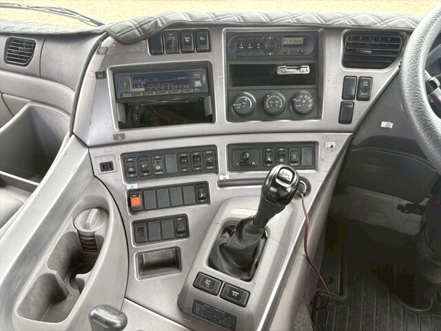 UDトラックスクオントレーラーヘッド（トラクターヘッド）大型（10t）[写真20]