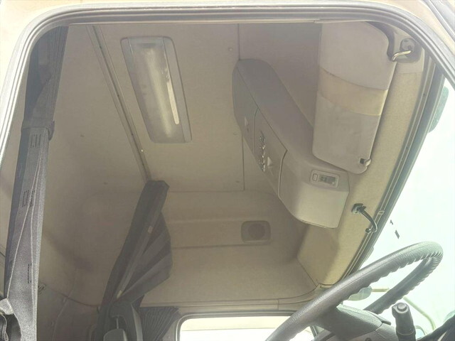 UDトラックスクオントレーラーヘッド（トラクターヘッド）大型（10t）[写真22]