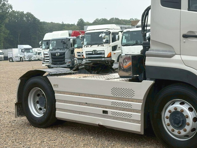 UDトラックスクオントレーラーヘッド（トラクターヘッド）大型（10t）[写真04]