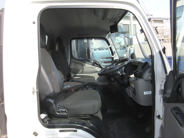 三菱ふそうキャンターアルミバン小型（2t・3t）[写真10]