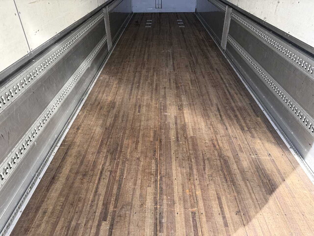 いすゞギガアルミウイング大型（10t）[写真10]