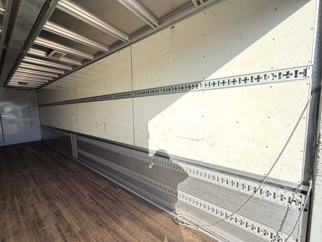 いすゞギガアルミウイング大型（10t）[写真12]