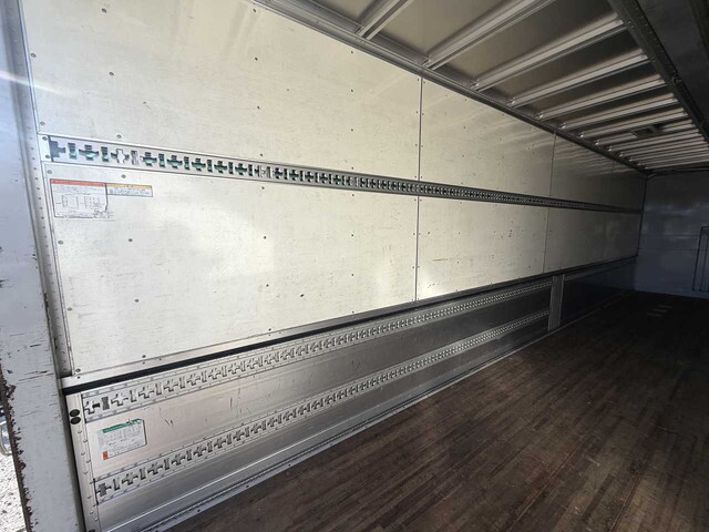 いすゞギガアルミウイング大型（10t）[写真13]