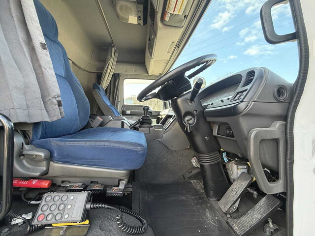 いすゞギガアルミウイング大型（10t）[写真32]