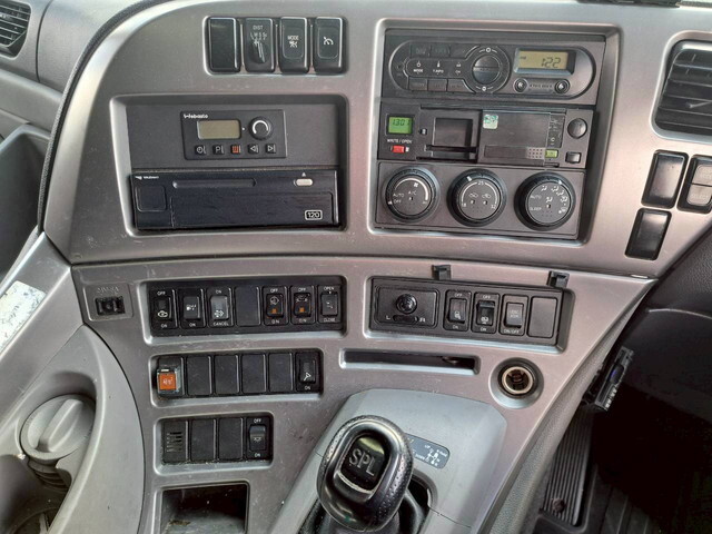 UDトラックスクオントレーラーヘッド（トラクターヘッド）大型（10t）[写真14]