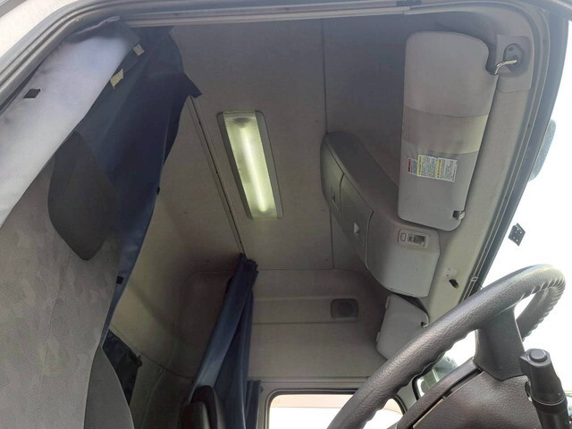 UDトラックスクオントレーラーヘッド（トラクターヘッド）大型（10t）[写真16]