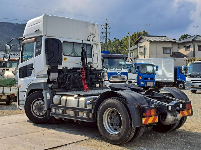 UDトラックスクオントレーラーヘッド（トラクターヘッド）大型（10t）[写真02]