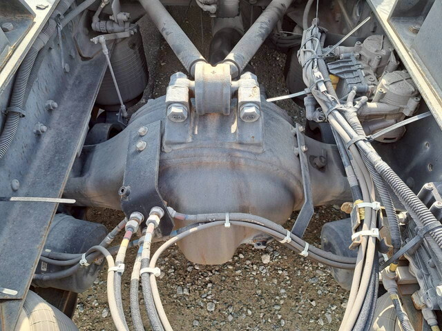 UDトラックスクオントレーラーヘッド（トラクターヘッド）大型（10t）[写真25]