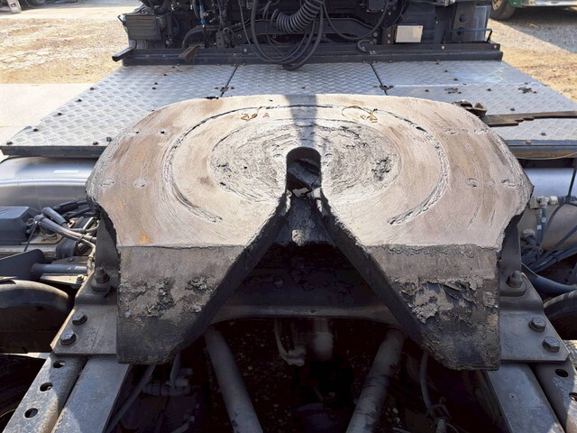 UDトラックスクオントレーラーヘッド（トラクターヘッド）大型（10t）[写真26]