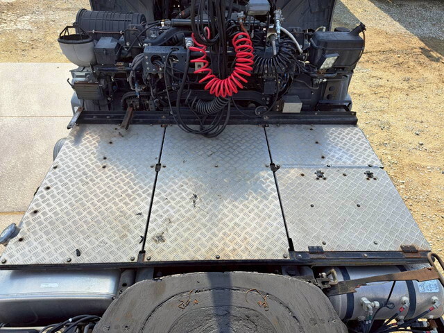 UDトラックスクオントレーラーヘッド（トラクターヘッド）大型（10t）[写真28]