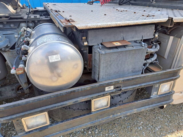 UDトラックスクオントレーラーヘッド（トラクターヘッド）大型（10t）[写真33]