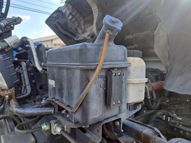 UDトラックスクオントレーラーヘッド（トラクターヘッド）大型（10t）[写真34]