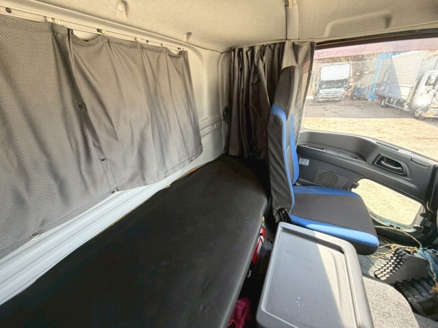 いすゞギガアルミウイング大型（10t）[写真10]