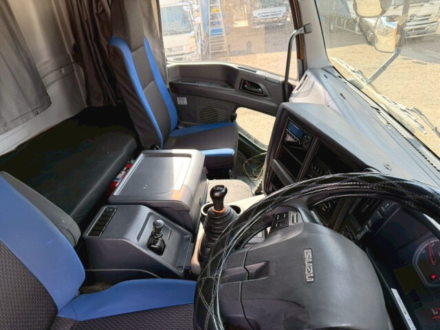 いすゞギガアルミウイング大型（10t）[写真18]