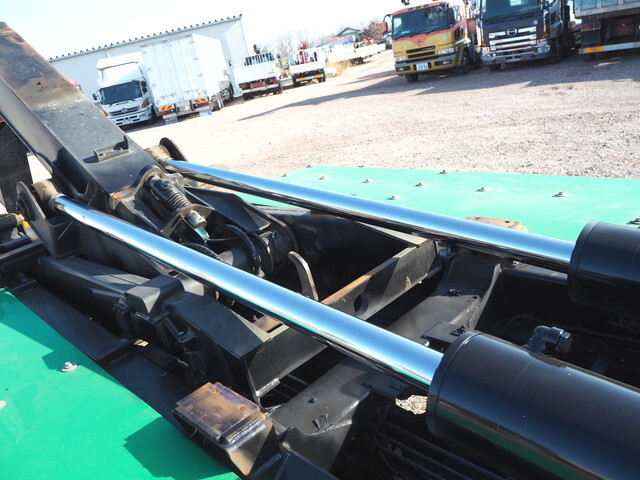 三菱ふそうスーパーグレートコンテナ専用車大型（10t）[写真09]