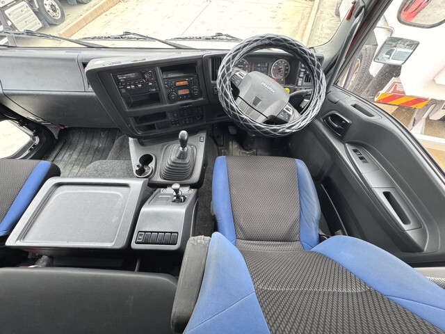 いすゞギガ平ボディ大型（10t）[写真10]