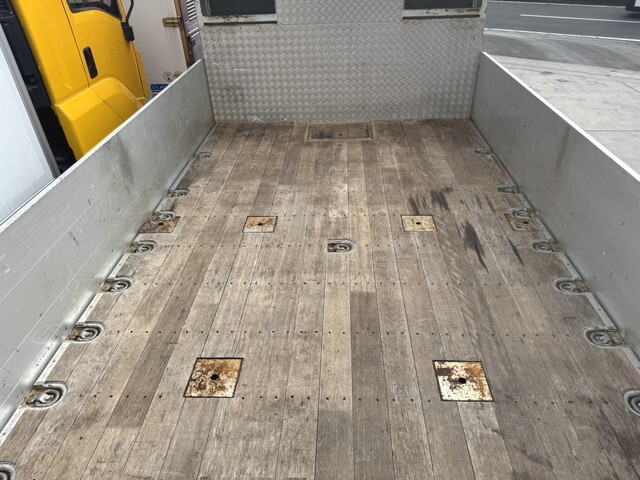 いすゞギガ平ボディ大型（10t）[写真25]