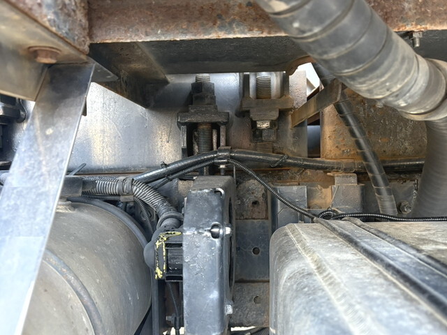 UDトラックスクオントレーラーヘッド（トラクターヘッド）大型（10t）[写真16]