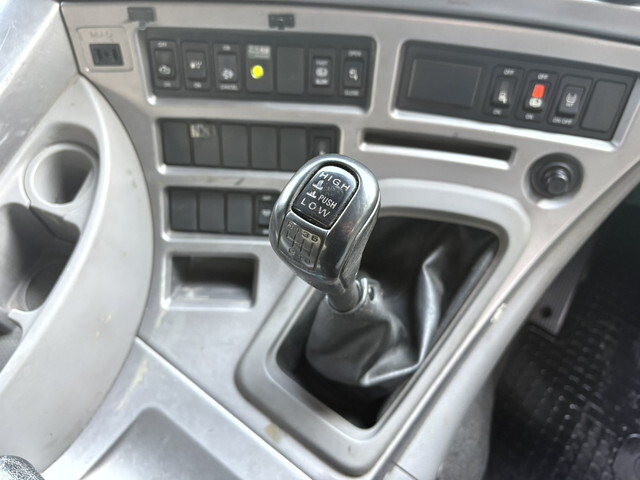 UDトラックスクオントレーラーヘッド（トラクターヘッド）大型（10t）[写真26]