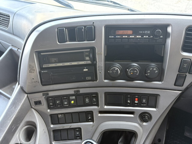 UDトラックスクオントレーラーヘッド（トラクターヘッド）大型（10t）[写真27]