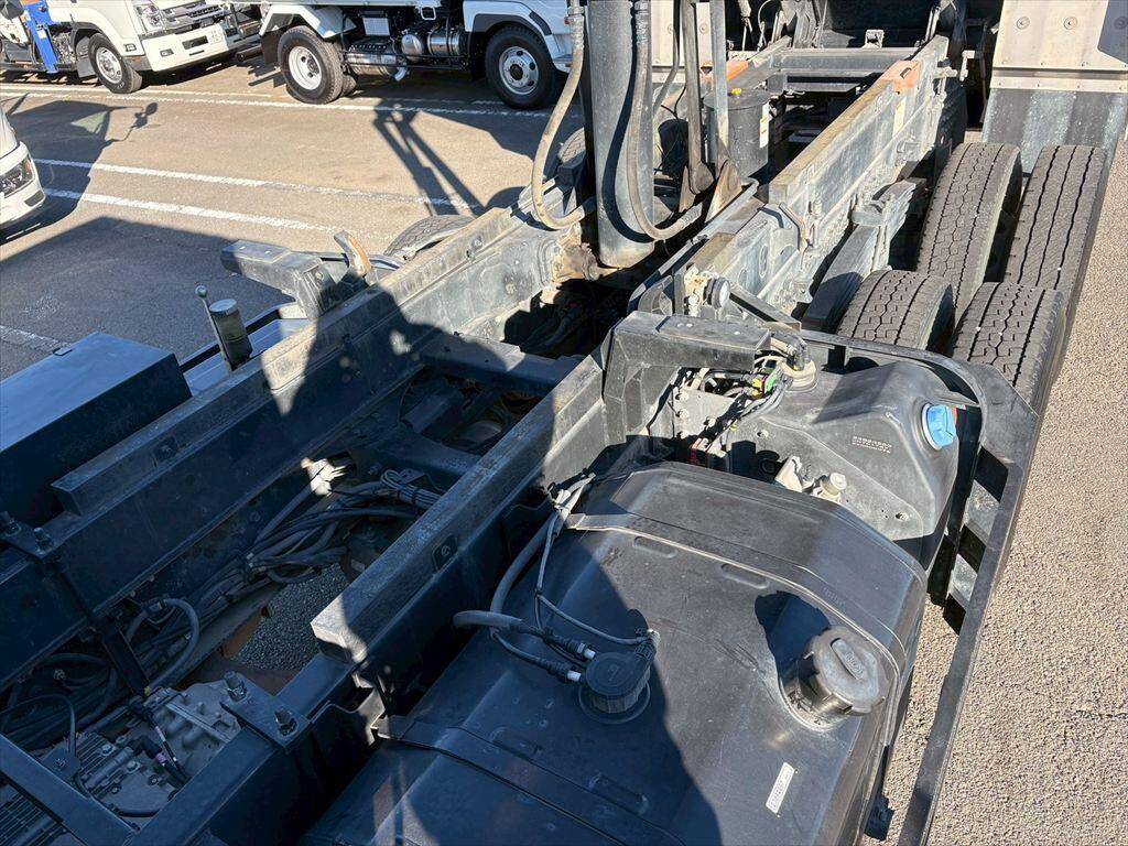 UDトラックスクオンダンプ大型（10t）[写真16]