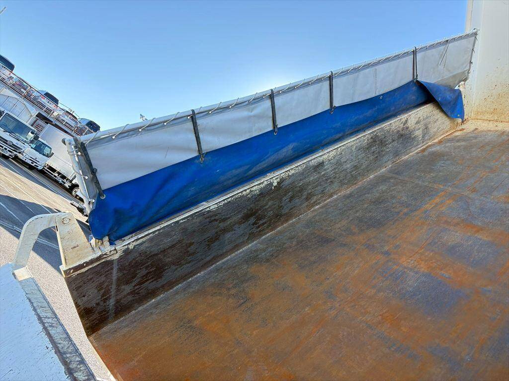 UDトラックスクオンダンプ大型（10t）[写真09]