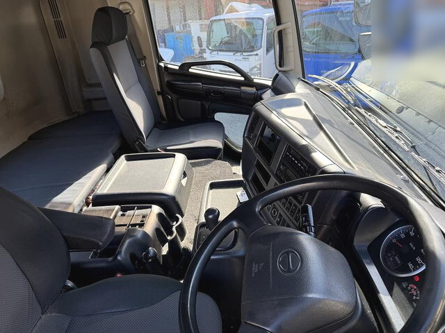 日野プロフィア平ボディ大型（10t）[写真30]