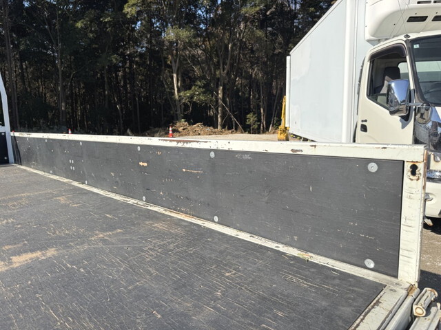 三菱ふそうキャンター平ボディ小型（2t・3t）[写真09]