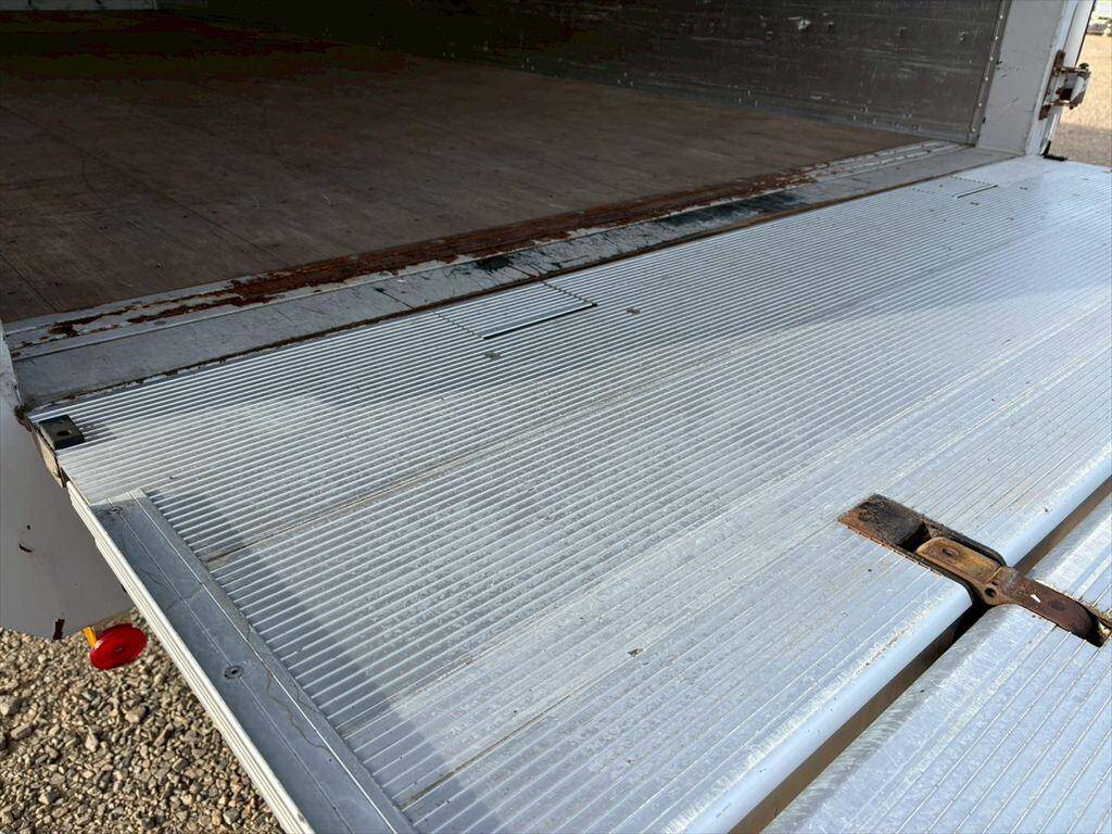 いすゞフォワードアルミウイング中型（4t）[写真12]