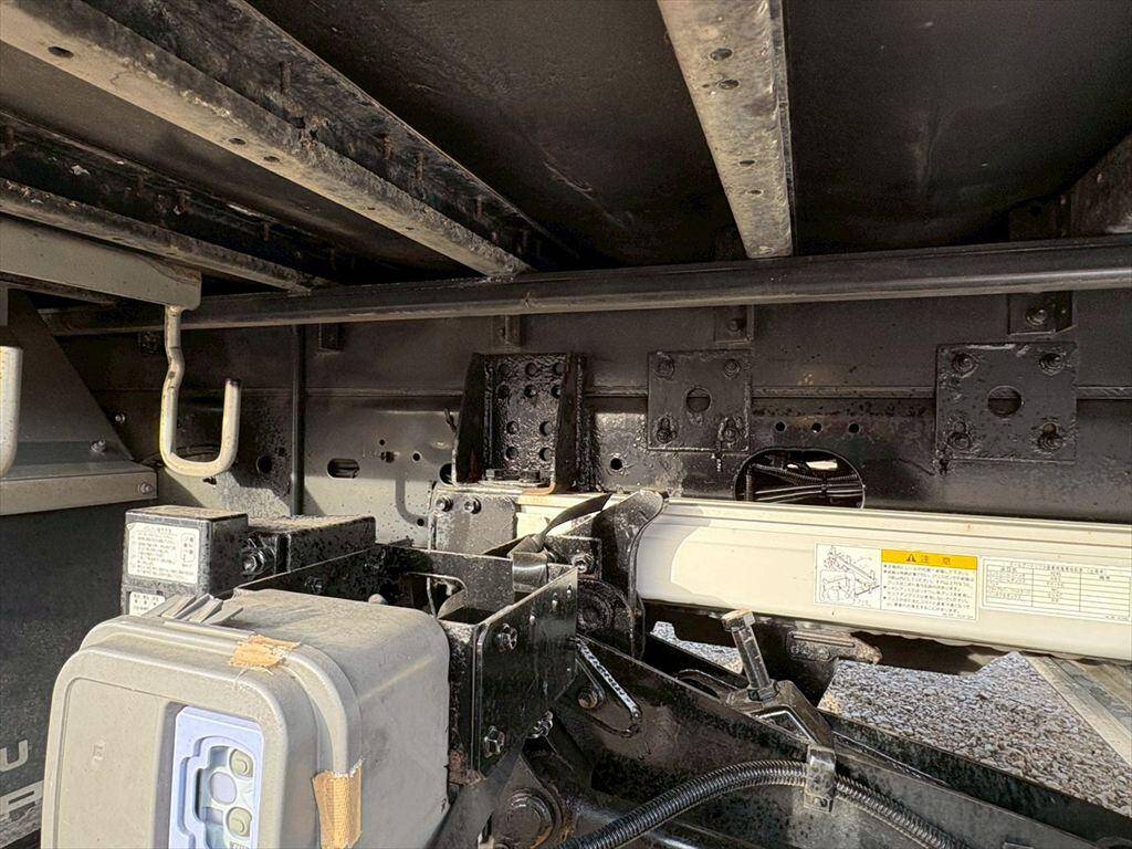 いすゞフォワードアルミウイング中型（4t）[写真13]