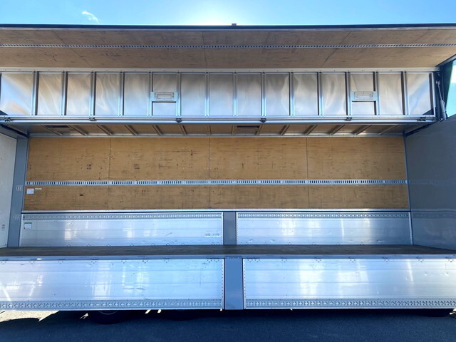 いすゞギガアルミウイング大型（10t）[写真12]