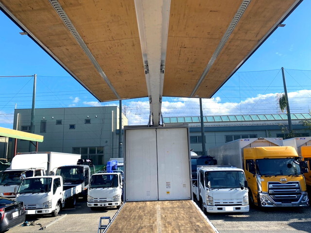 いすゞギガアルミウイング大型（10t）[写真16]