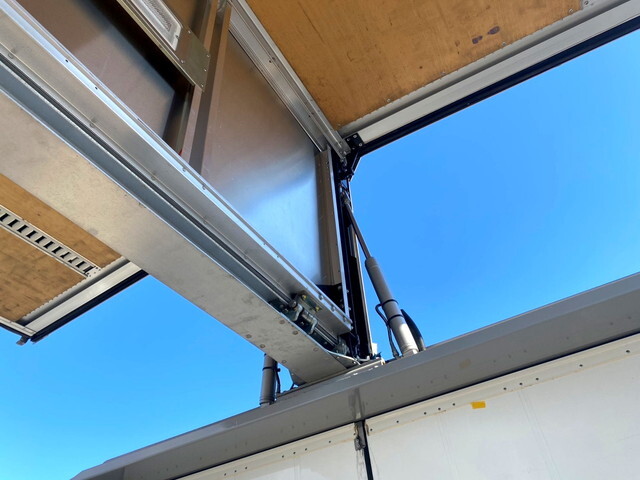 いすゞギガアルミウイング大型（10t）[写真18]