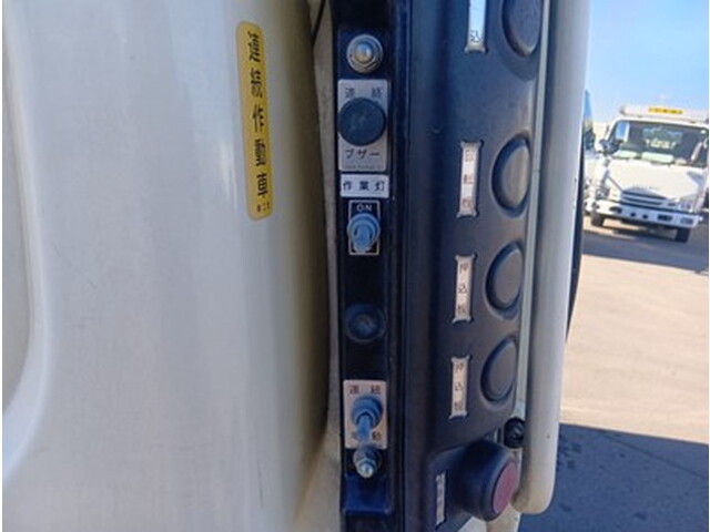 いすゞフォワードパッカー車（塵芥車）中型（4t）[写真13]