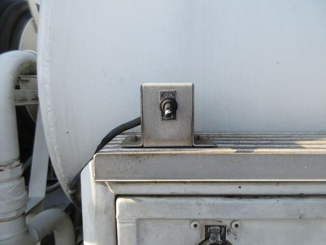 いすゞフォワードタンク車（タンクローリー）中型（4t）[写真23]