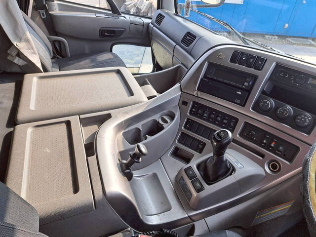 UDトラックスクオンアルミブロック大型（10t）[写真13]