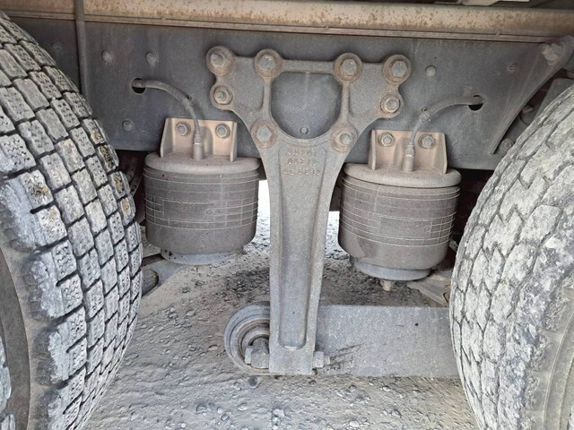 UDトラックスクオンアルミブロック大型（10t）[写真36]