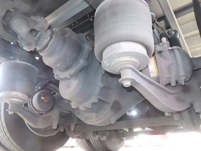 いすゞギガアルミウイング大型（10t）[写真10]