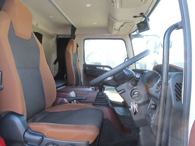 【新車外し】日野 新型レンジャー 4t 純正 内装パネル トリム 運転席側 ベージュ レンジャーの内装は？乗り心地や運転席周りの機能もご紹介！｜トラック