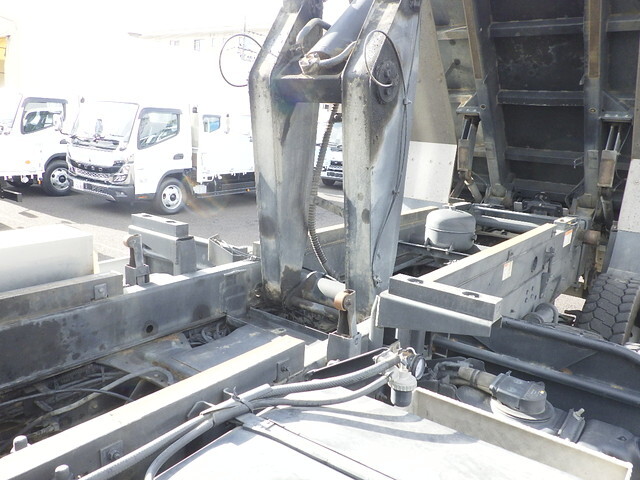 いすゞギガダンプ大型（10t）[写真33]