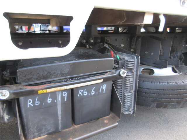 三菱ふそうキャンター平ボディ小型（2t・3t）[写真16]