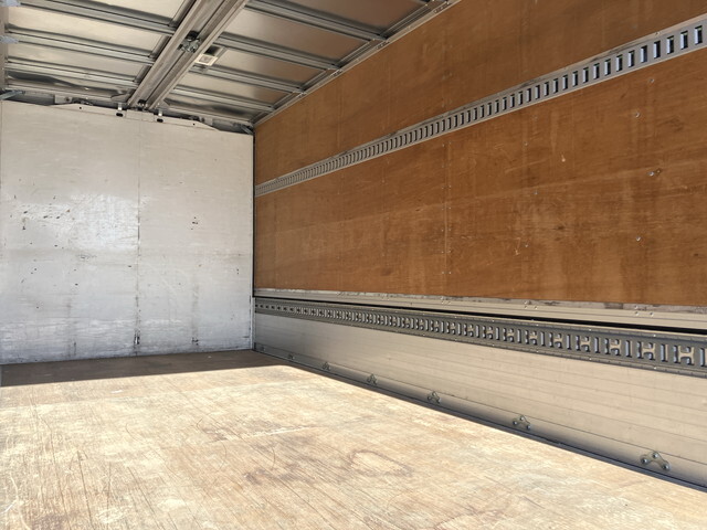 三菱ふそうキャンターアルミウイング小型（2t・3t）[写真12]