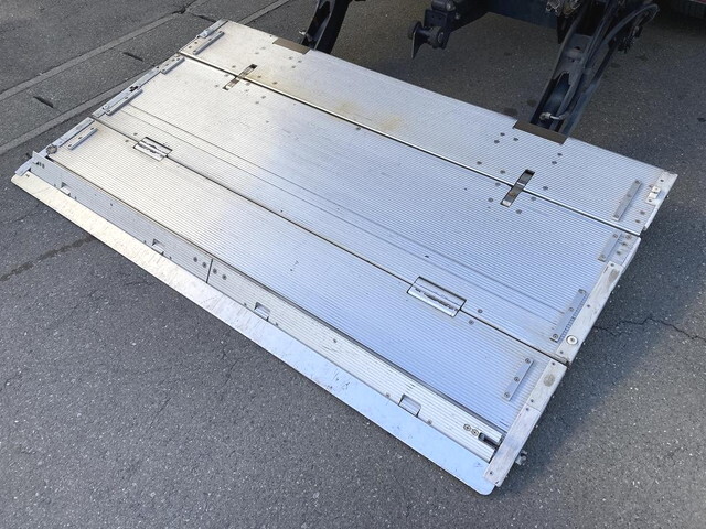 いすゞエルフアルミバン小型（2t・3t）[写真06]