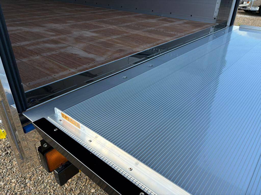 三菱ふそうファイターアルミウイング中型（4t）[写真14]