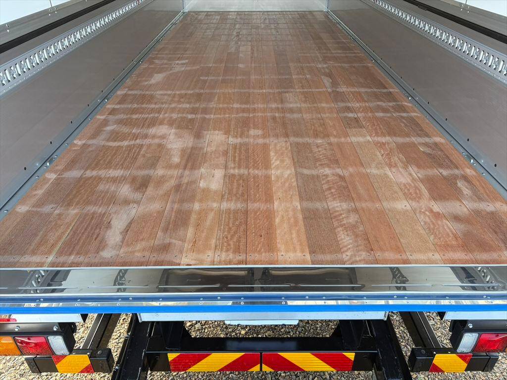 三菱ふそうファイターアルミウイング中型（4t）[写真08]