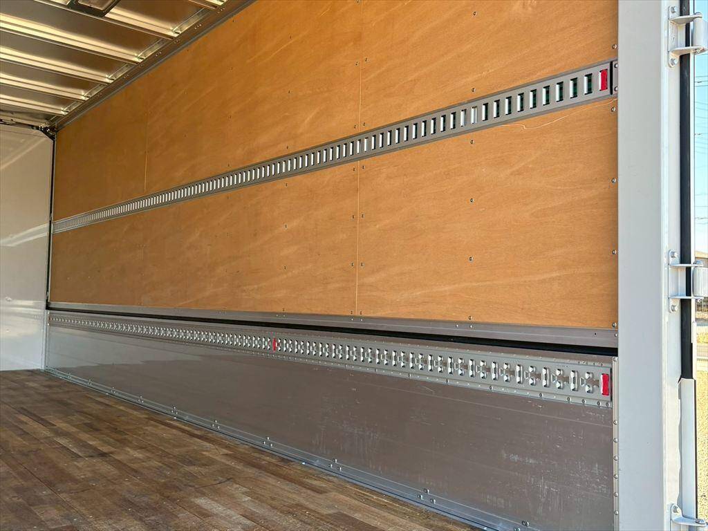 いすゞフォワードアルミウイング増トン（6t・8t）[写真10]